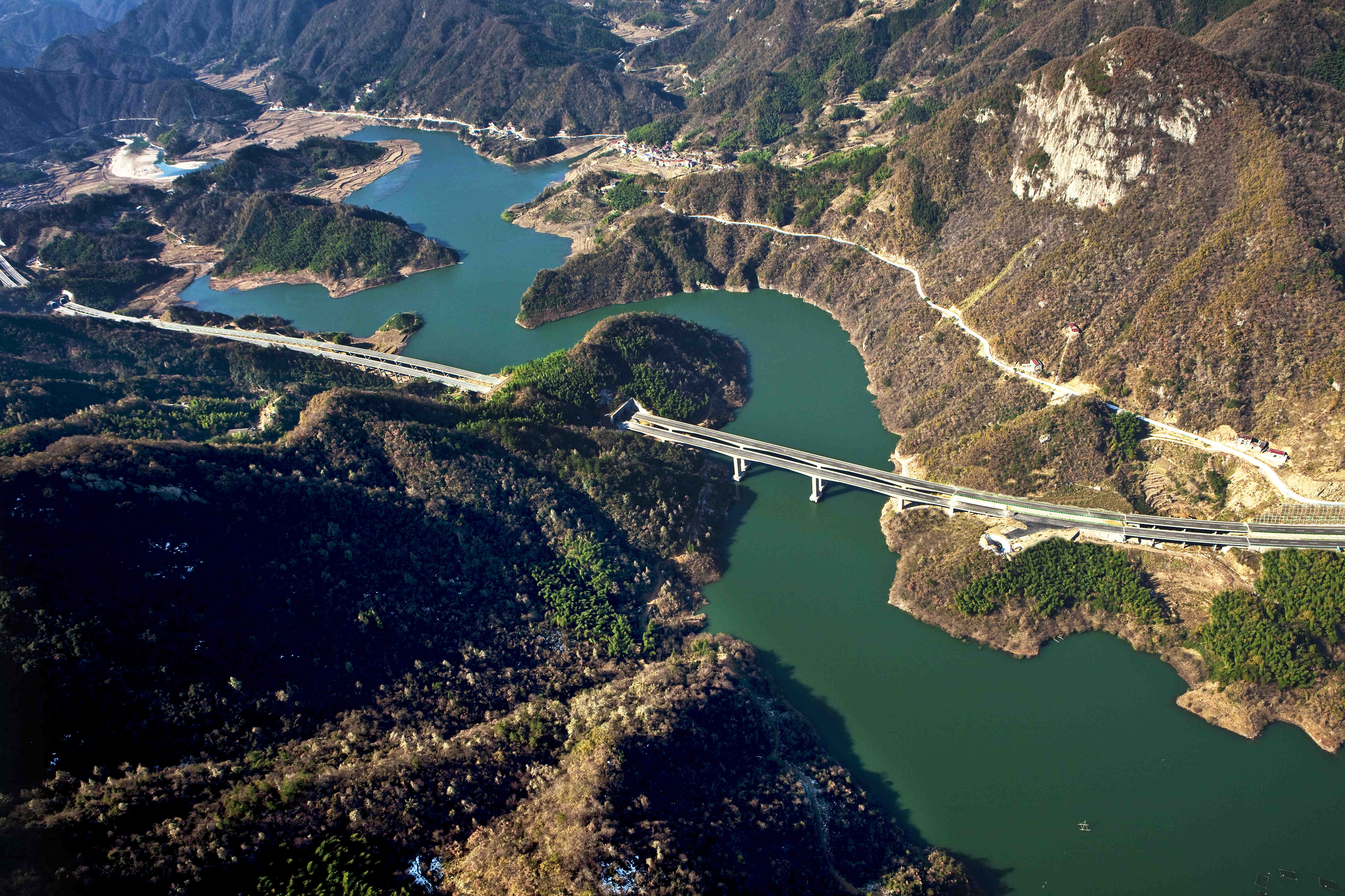 安徽省优秀工程勘察设计一等奖——六安至潜山高速公路_副本.jpg